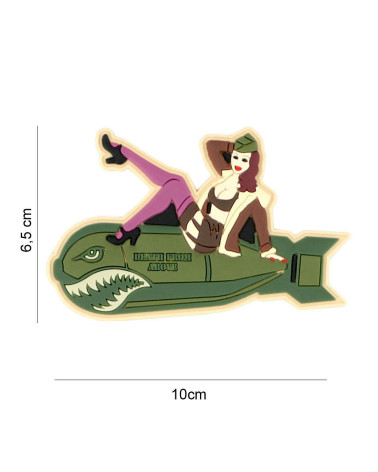 Patch 3D PVC PINUP GIRL BOMB de 101 INC représentant une pin-up vintage assise sur une bombe